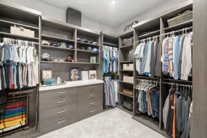 How to Design a Custom Closet That Maximizes Space and Enhances Your Brand’s Image