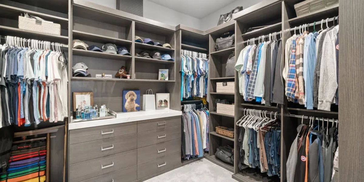 How to Design a Custom Closet That Maximizes Space and Enhances Your Brand’s Image